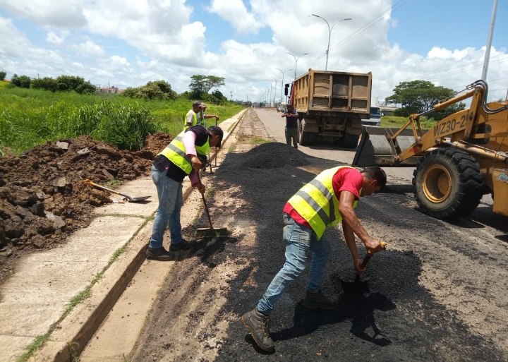 Gobernador Donald Donaire fortalece la infraestructura vial con el despliegue masivo de mezcla asfáltica en tramos estratégicos